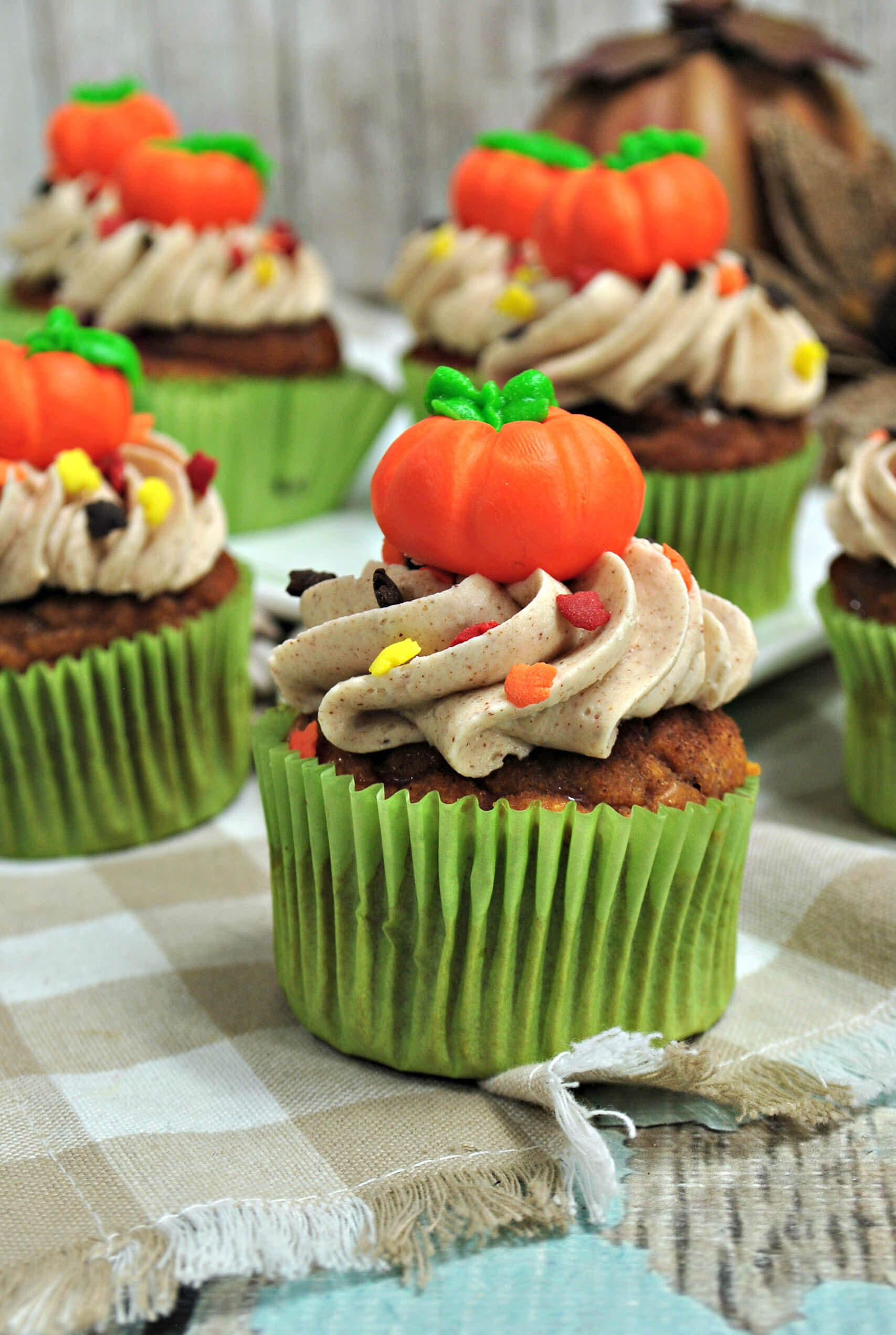 Pumpkin Cupcake with pumpkin fondant