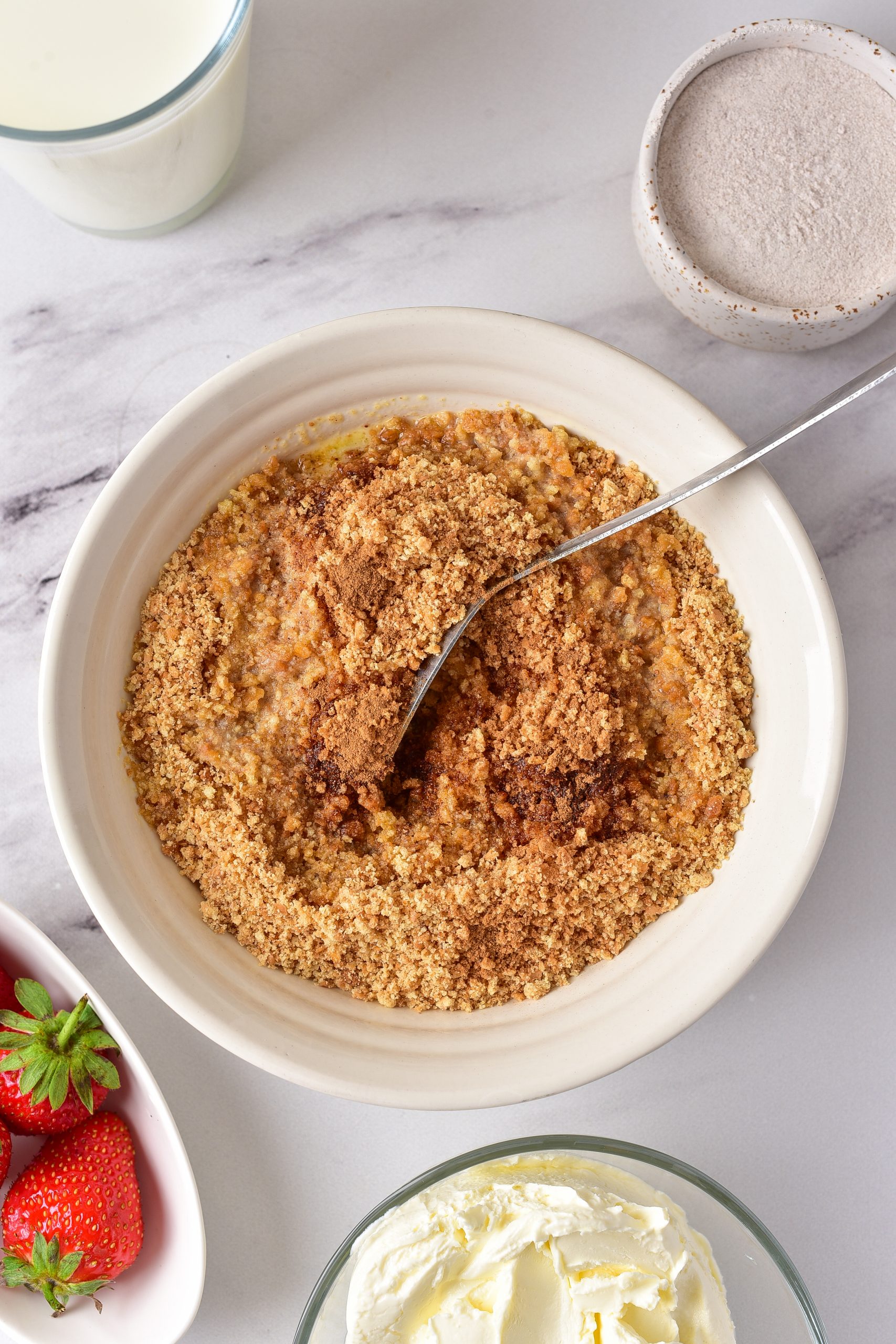 Combine the melted butter, cinnamon, nutmeg, and graham cracker crumbs in a bowl.