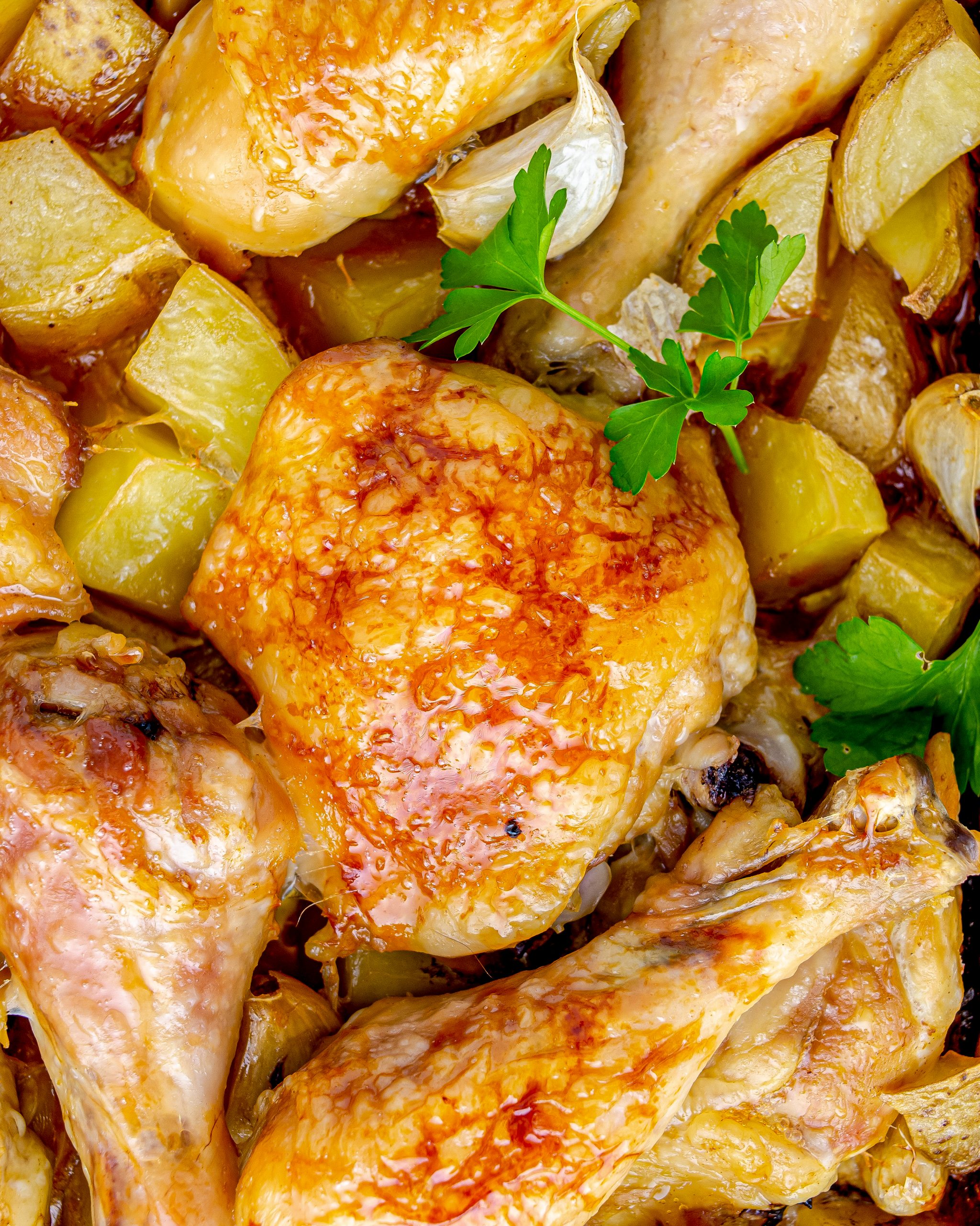 Garlic Roasted Chicken and Potatoes, chicken and potatoes recipe, baked chicken and potatoes, roasted chicken and potatoes