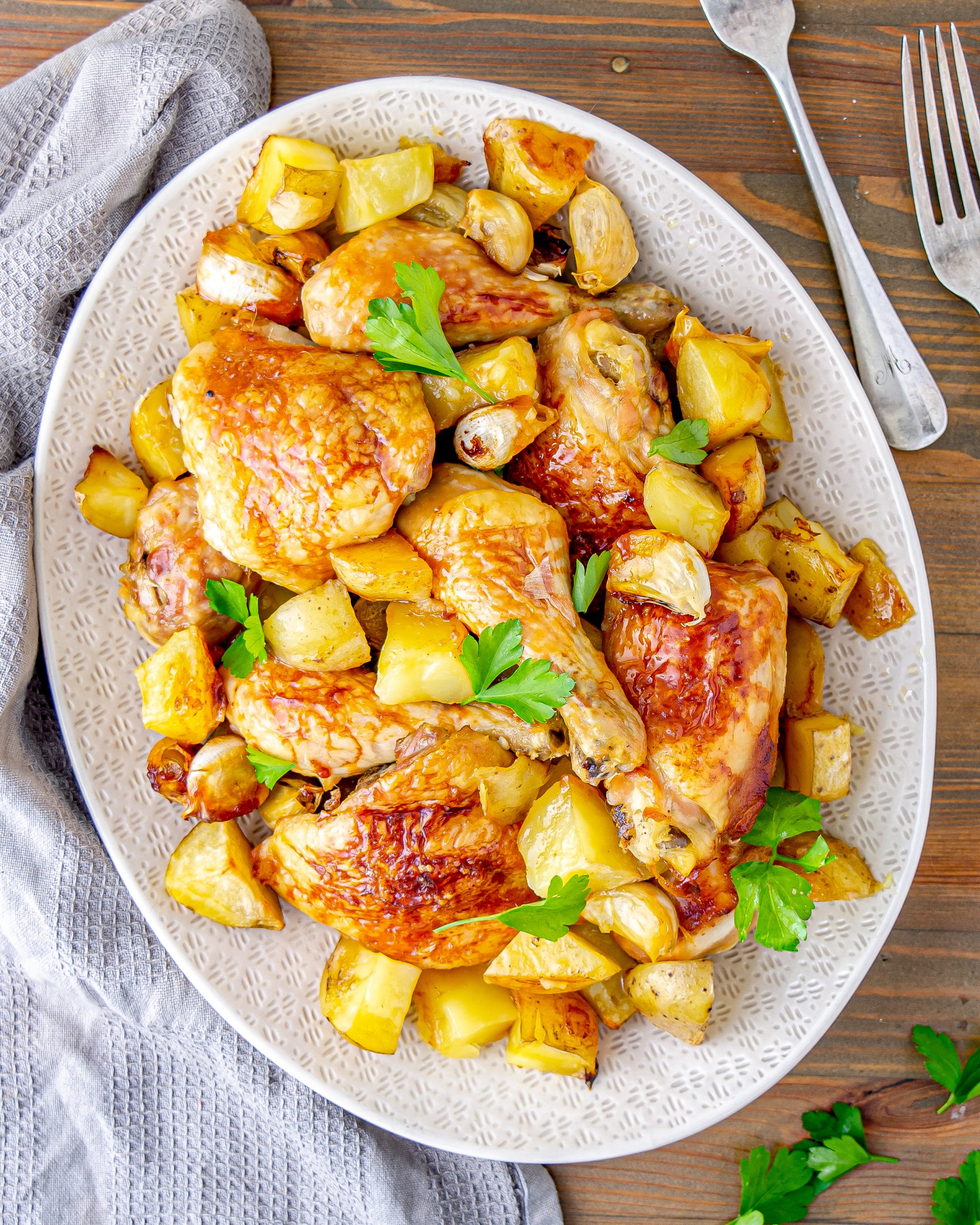 Garlic Roasted Chicken and Potatoes, chicken and potatoes recipe, baked chicken and potatoes, roasted chicken and potatoes